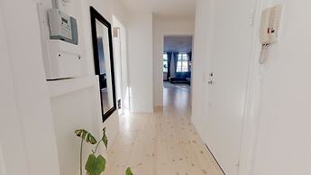 Large and Bright Apartment in Centre