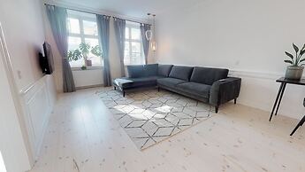 Large and Bright Apartment in Centre