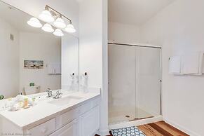 Stylish and Contemporary Vista Cay Hideaway - Lake View 3bd/2ba #3vc41