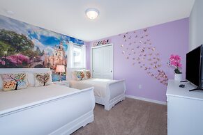 Breathtaking Spacious Pool Home Near Disney. Star Wars Room! 7BD #7st4