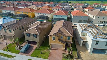 Breathtaking Spacious Pool Home Near Disney. Star Wars Room! 7BD #7st4