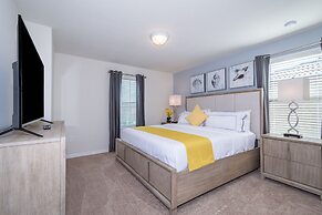 Breathtaking Spacious Pool Home Near Disney. Star Wars Room! 7BD #7st4