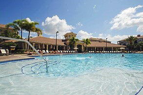 NEW Tastefully Designed Town Home. Close to Attractions, Steps From Co