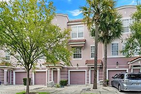 NEW Tastefully Designed Town Home. Close to Attractions, Steps From Co