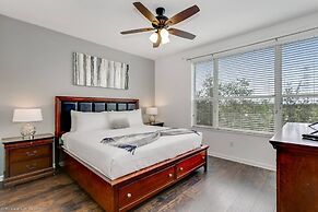 NEW Tastefully Designed Town Home. Close to Attractions, Steps From Co