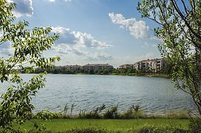 Enjoy Peaceful Lake View! Newly Decorated in Vista Cay - 3br/2b #3408