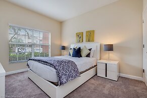 A Stylish Paradise Palms Town Home -close to Disney! 4bd/3ba -4pp971