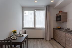 Carla's Rooms with Private Bathroom & Kitchen