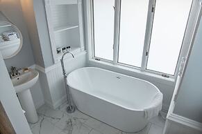 The Burrus House Inn Waterfront Suites