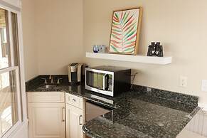 The Burrus House Inn Waterfront Suites