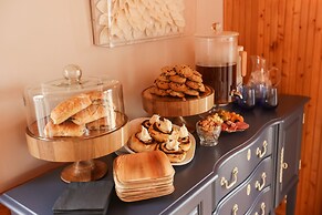 The Burrus House Inn Waterfront Suites