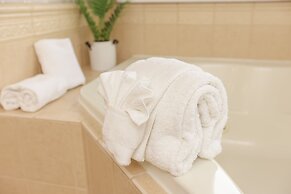 The Burrus House Inn Waterfront Suites