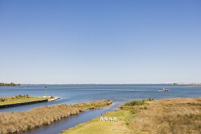 The Burrus House Inn Waterfront Suites