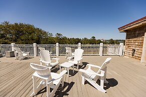 The Burrus House Inn Waterfront Suites