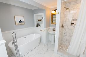 The Burrus House Inn Waterfront Suites