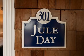 The Burrus House Inn Waterfront Suites