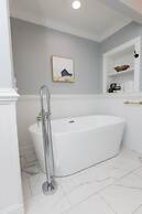 The Burrus House Inn Waterfront Suites