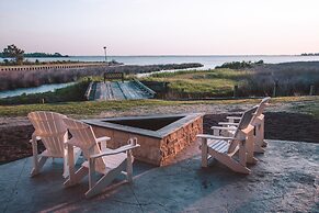 The Burrus House Inn Waterfront Suites