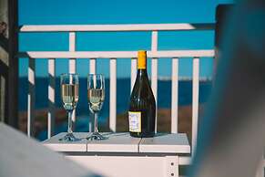 The Burrus House Inn Waterfront Suites