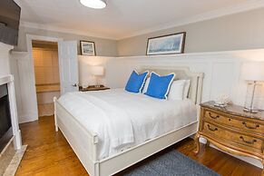 The Burrus House Inn Waterfront Suites