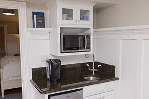 The Burrus House Inn Waterfront Suites