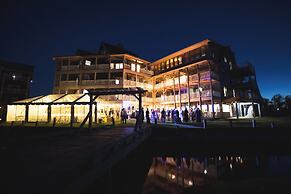 The Burrus House Inn Waterfront Suites