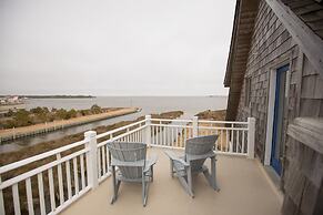 The Burrus House Inn Waterfront Suites