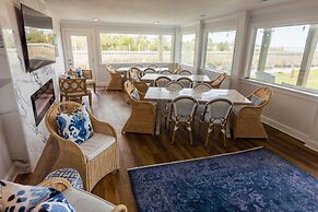 The Burrus House Inn Waterfront Suites