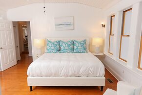 The Burrus House Inn Waterfront Suites