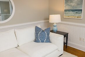 The Burrus House Inn Waterfront Suites