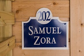 The Burrus House Inn Waterfront Suites