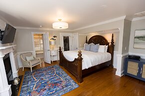 The Burrus House Inn Waterfront Suites