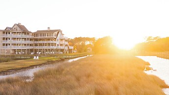The Burrus House Inn Waterfront Suites