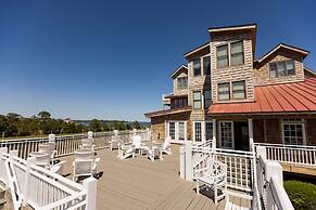 The Burrus House Inn Waterfront Suites