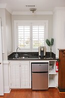 The Burrus House Inn Waterfront Suites