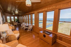 The Burrus House Inn Waterfront Suites