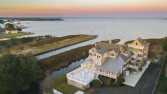 The Burrus House Inn Waterfront Suites