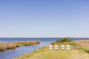 The Burrus House Inn Waterfront Suites