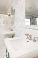 The Burrus House Inn Waterfront Suites