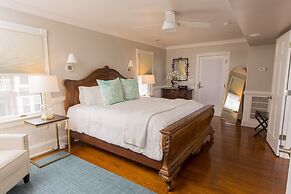 The Burrus House Inn Waterfront Suites