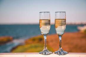 The Burrus House Inn Waterfront Suites