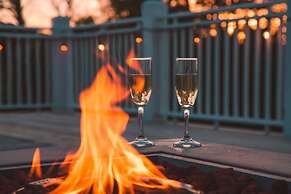 The Burrus House Inn Waterfront Suites