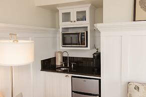 The Burrus House Inn Waterfront Suites