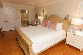 The Burrus House Inn Waterfront Suites
