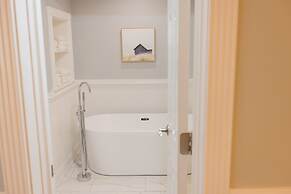 The Burrus House Inn Waterfront Suites