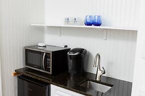 The Burrus House Inn Waterfront Suites