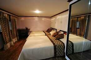 Kamayan sa Palaisdaan Hotel and Resort