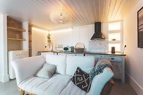 Azenhas do Mar West Coast Design & Surf