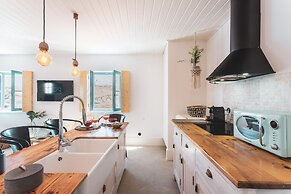 Azenhas do Mar West Coast Design & Surf