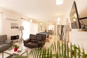 Private 6 Bedroom Villa Great for Parties